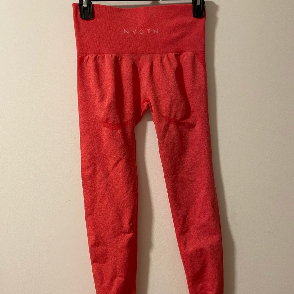 Red seamless NVGTN leggings